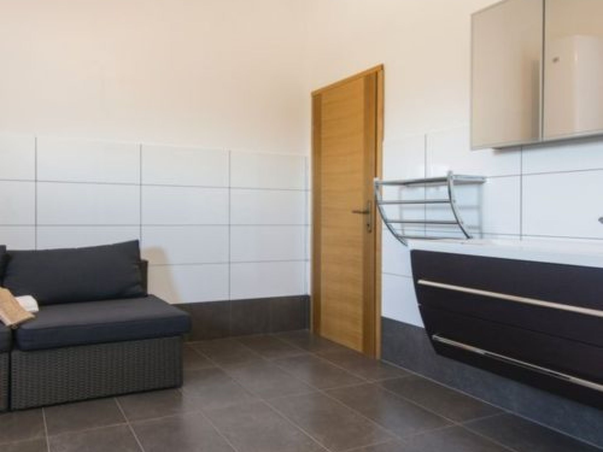 Laura mit Pool-Drinnen