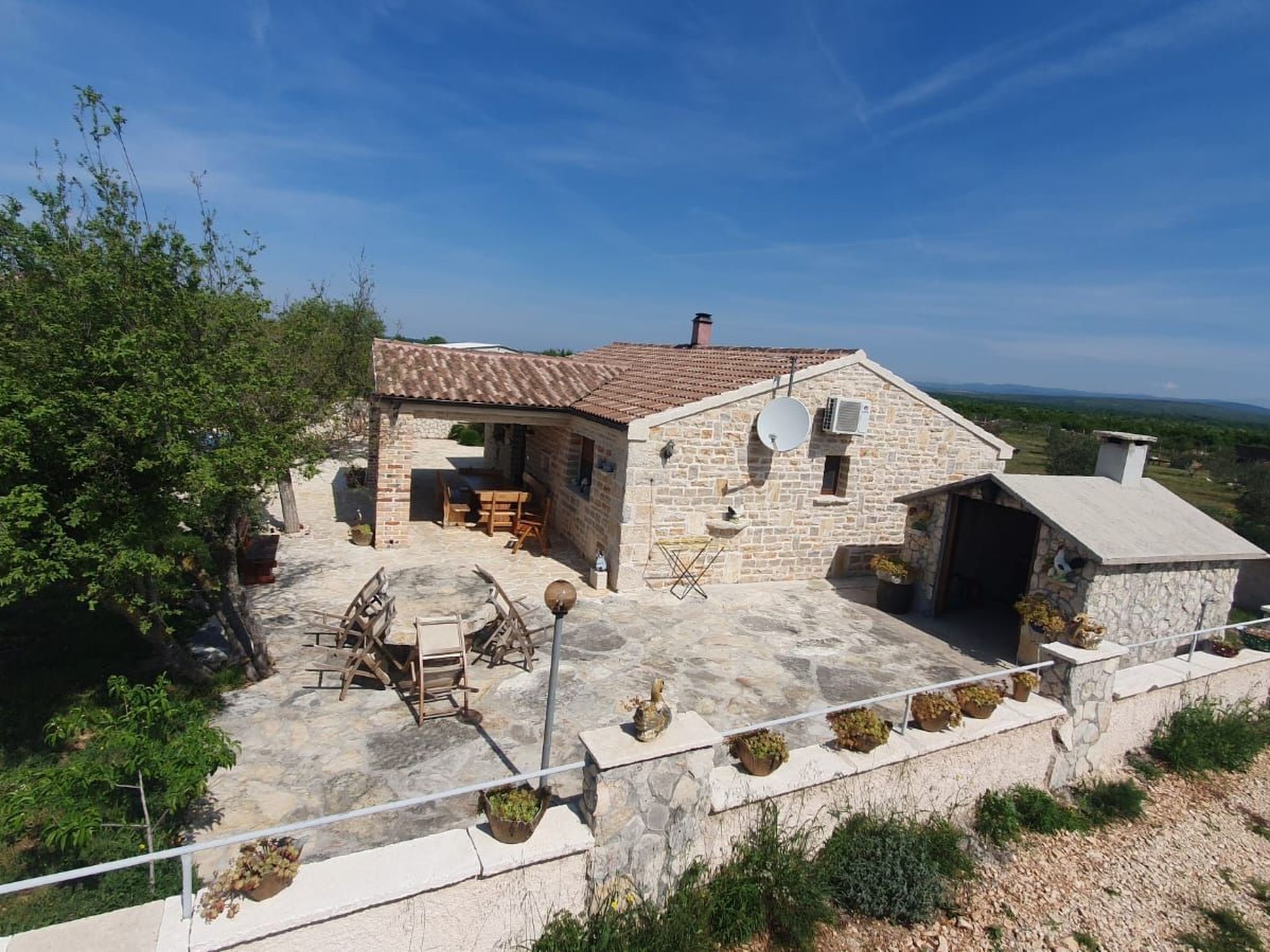 Anita 2 mit Pool-Image-tags.info