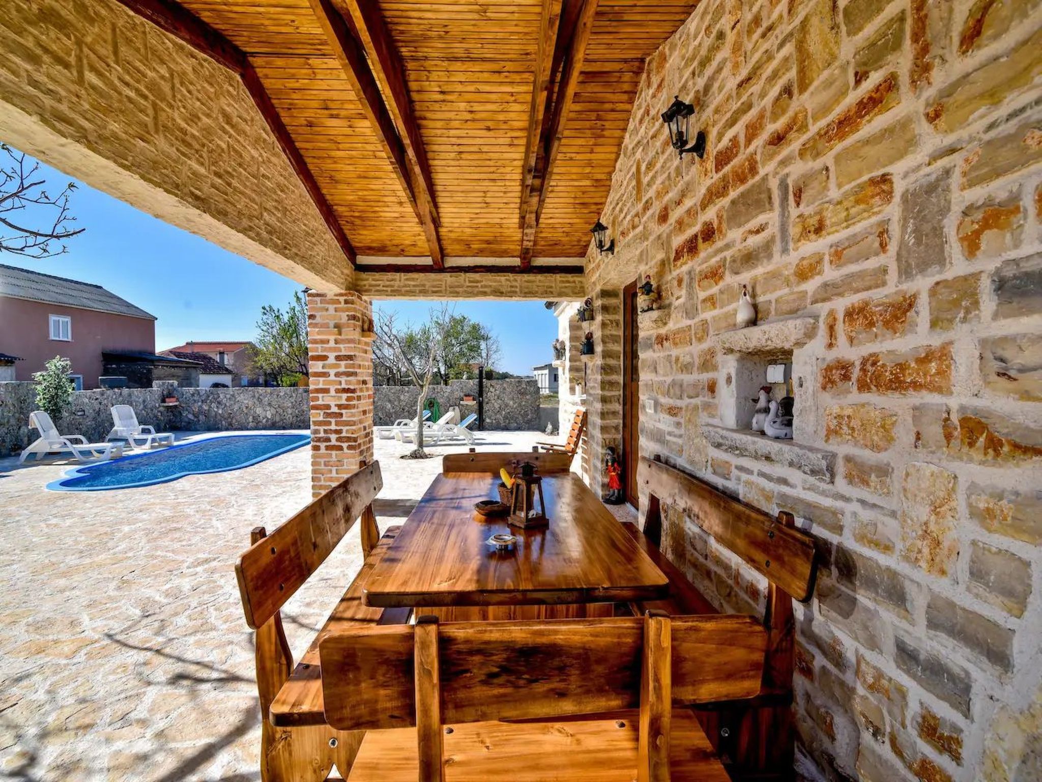 Anita 2 mit Pool-Image-tags.info