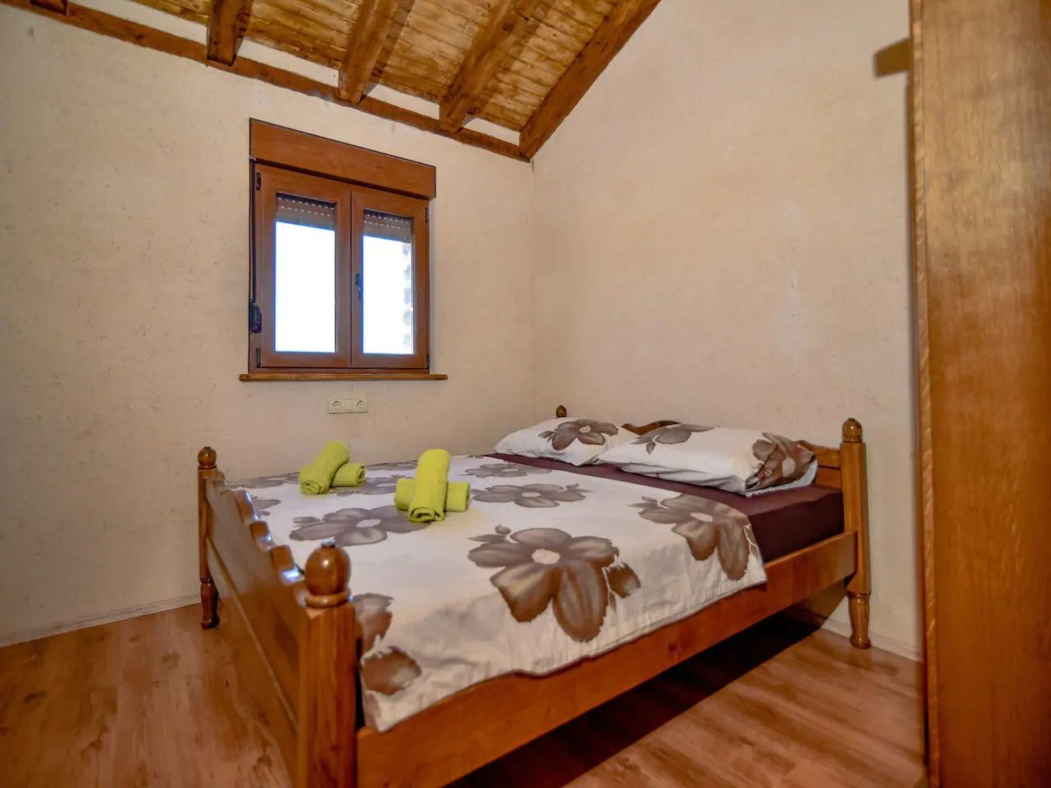 Anita 2 mit Pool-Image-tags.info