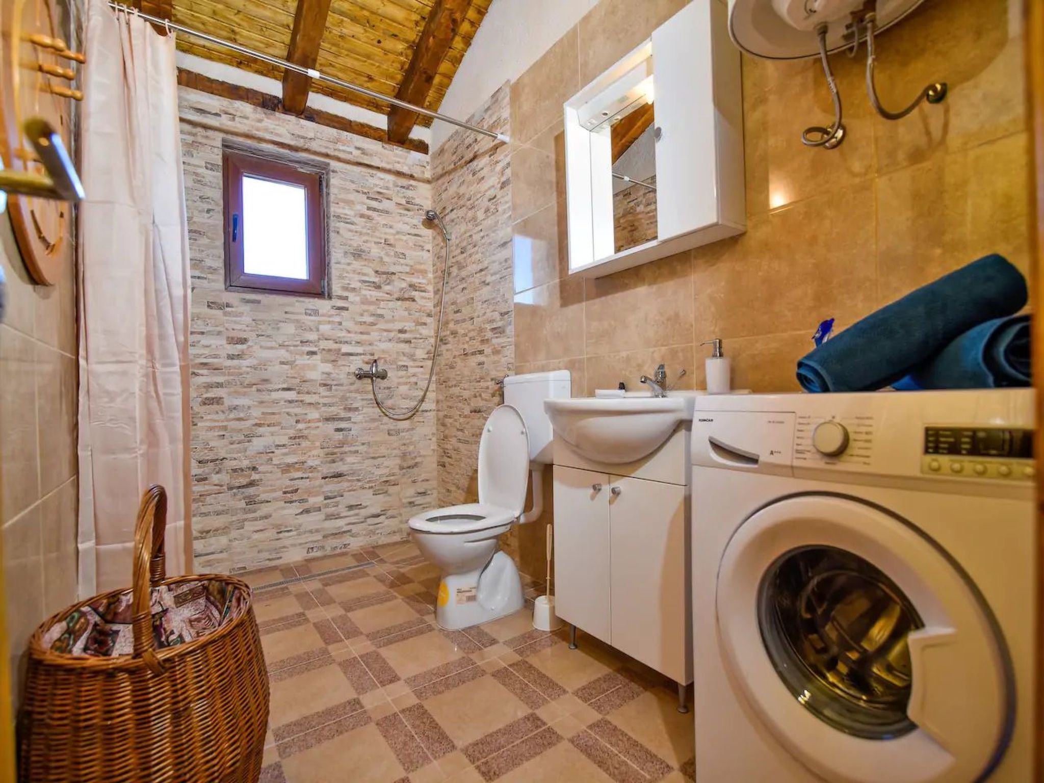 Anita 2 mit Pool-Image-tags.info