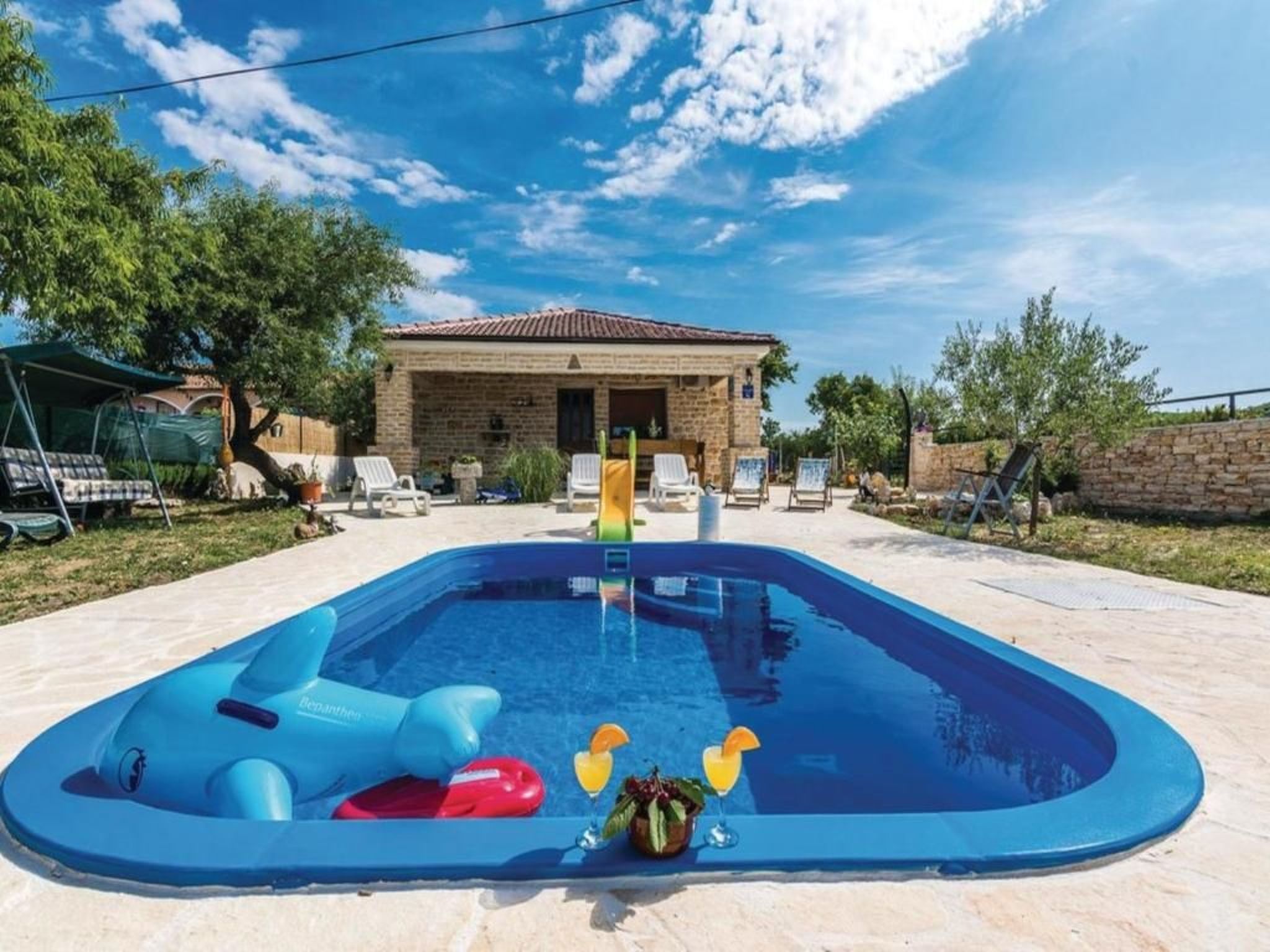 Anita 1 mit Pool-Image-tags.info