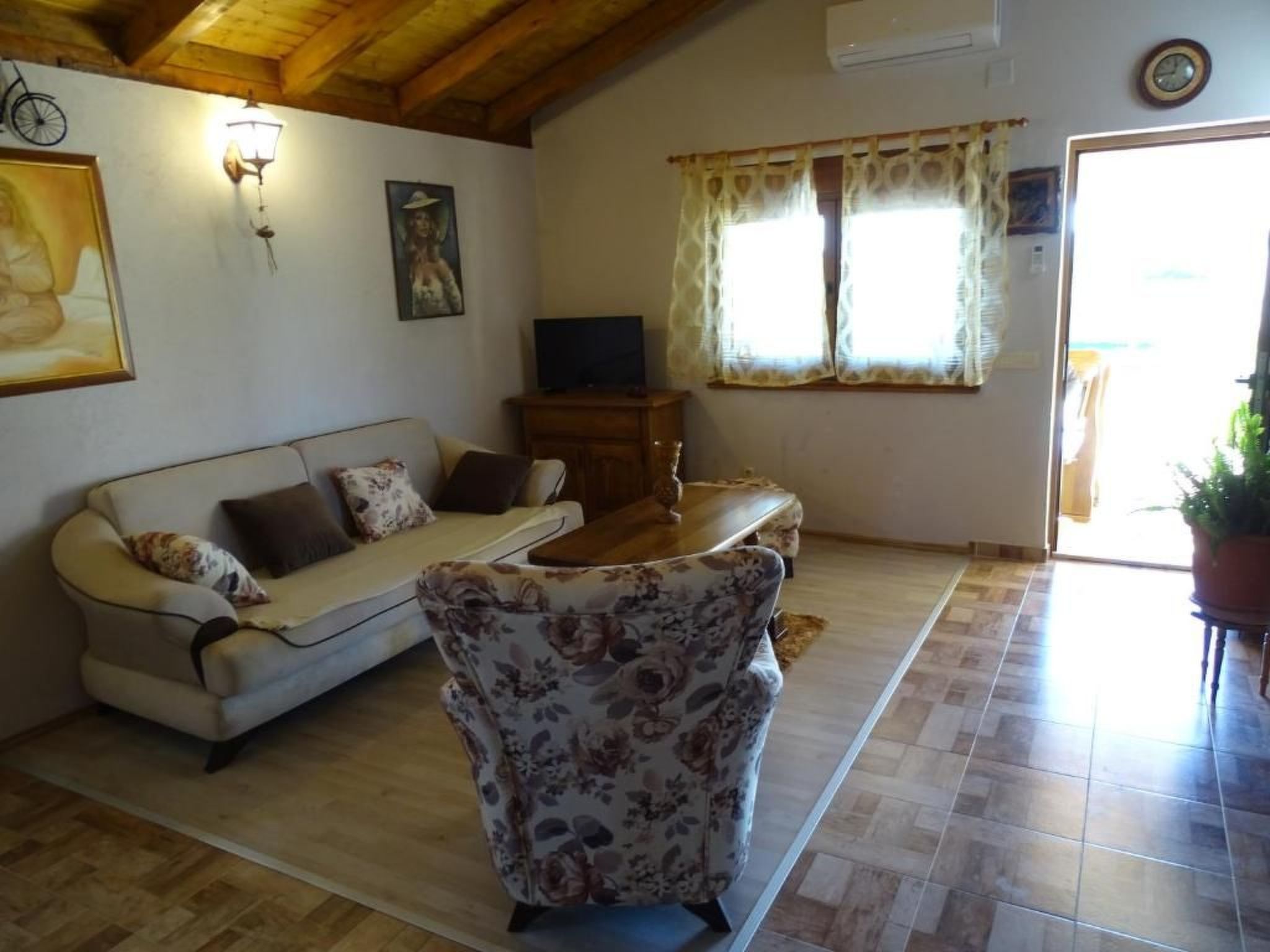 Anita 1 mit Pool-Image-tags.info