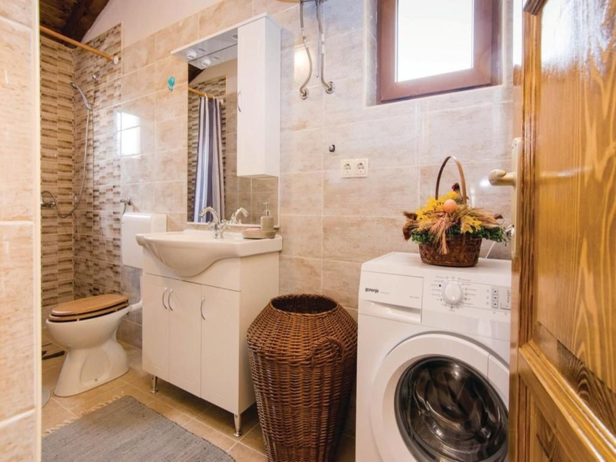 Anita 1 mit Pool-Image-tags.info