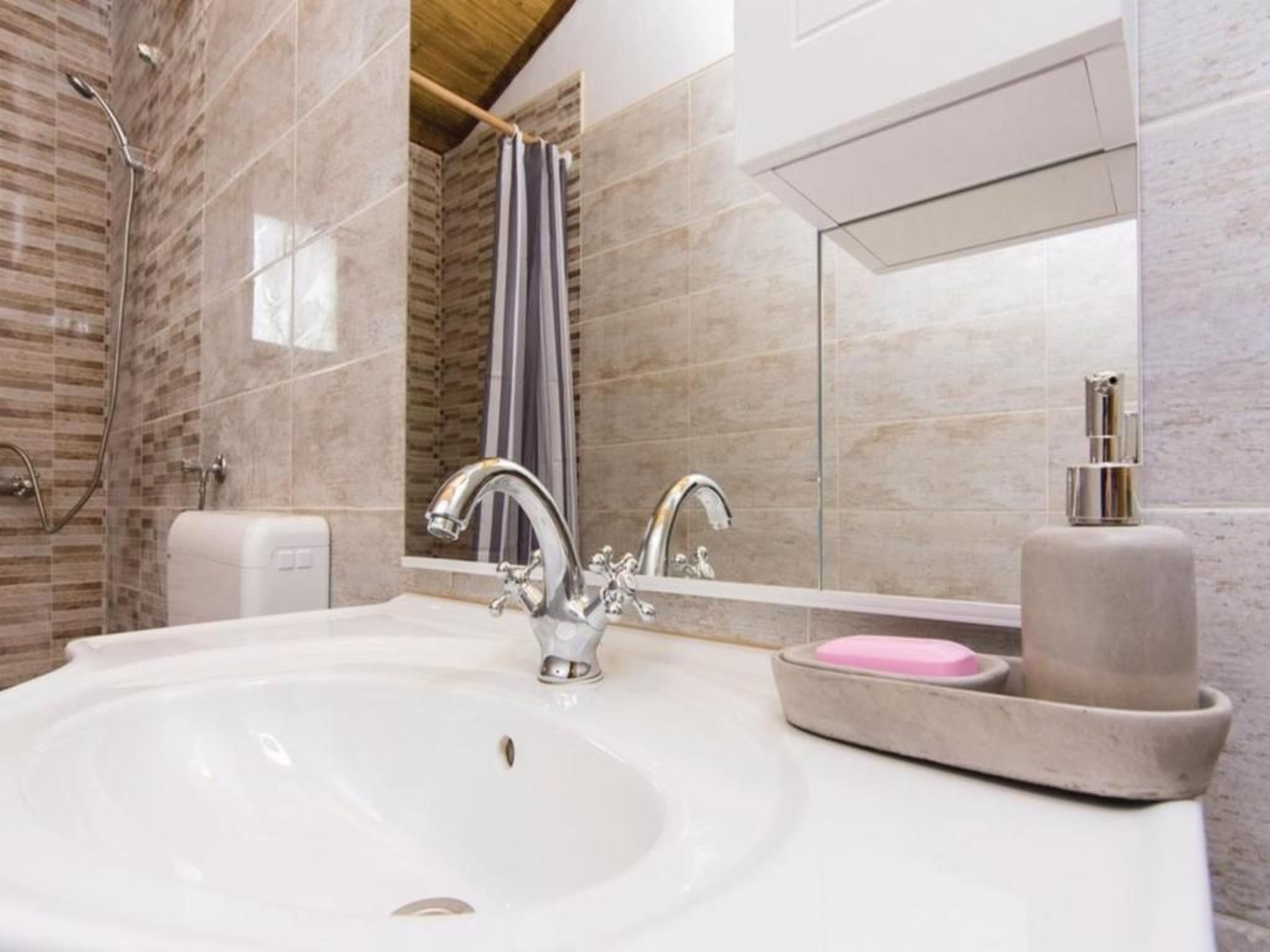 Anita 1 mit Pool-Image-tags.info