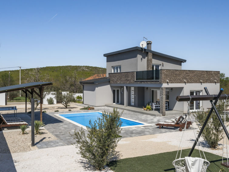 Villa 5-kamers 126 m2 op 2 verdiepingen, op het zuidwesten gelegen. Luxueus ingericht: woon-/eetkamer 30 m2 met Sat-TV (Flatscreen TV), air-conditioning. Uitgang naar het terras. 1 kamer met 1 2-pers ..