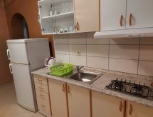 Wohnung in Pirovac mit Terrasse, Garten und Grill