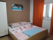 Wohnung in Pirovac mit Terrasse, Garten und Grill