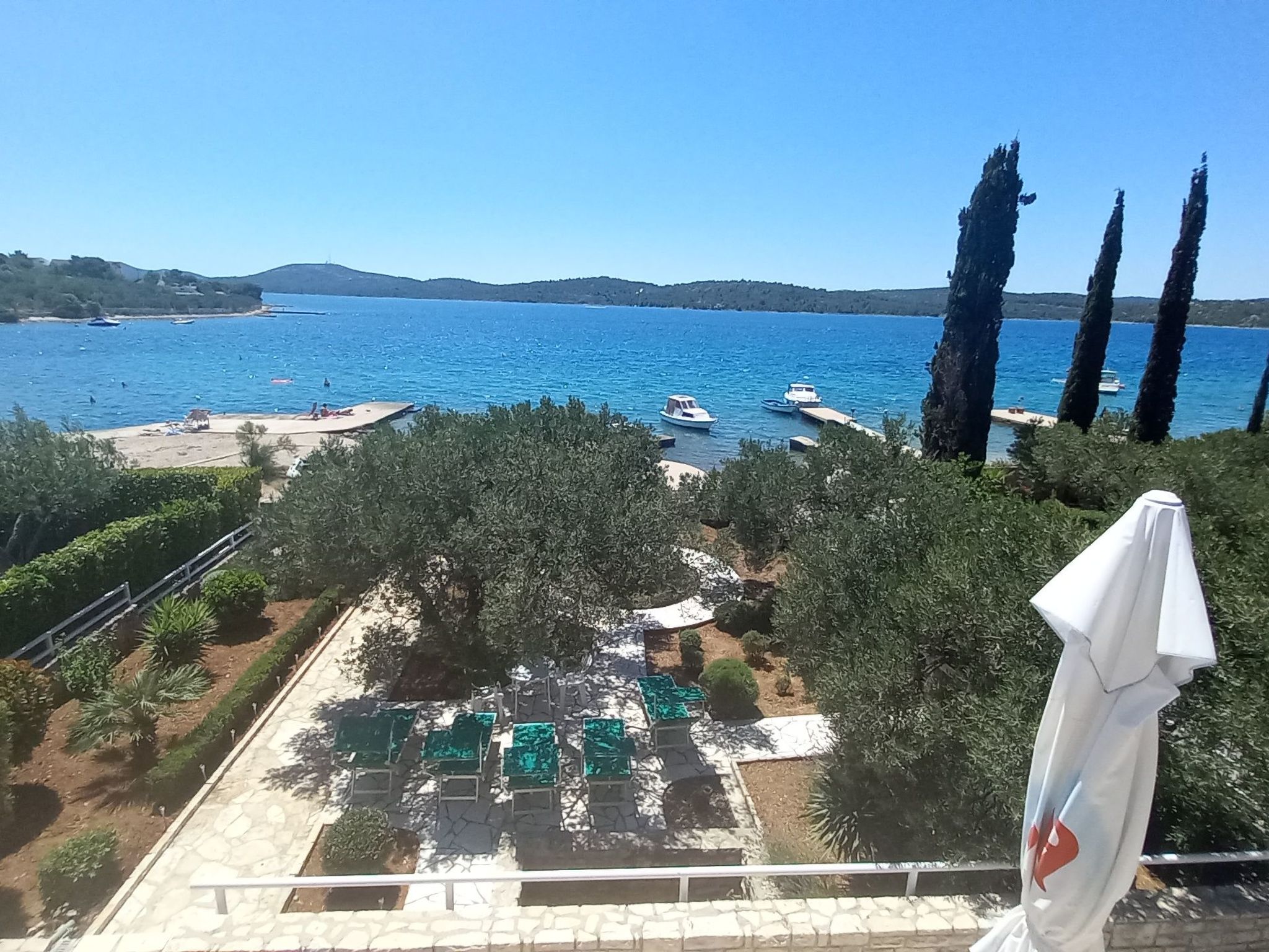 Direkt am Meer und Strand, mit großem Garten und Terrasse, hervorragend für Fam