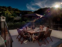 in Tisno mit Terrasse und Grill