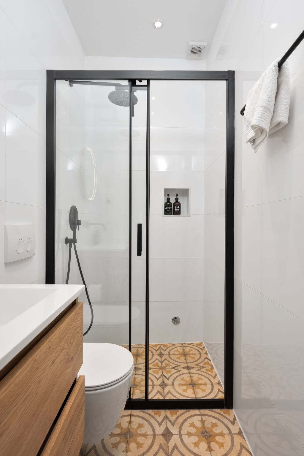 "Hanna" mit Blick auf das Wasser-Binnen