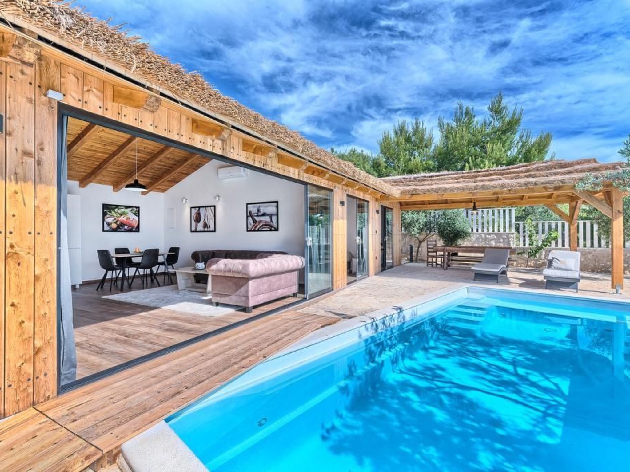 Ferienhaus mit umzäuntem Garten in Dragisina (Kroatien) und 1 Hund erlaubt