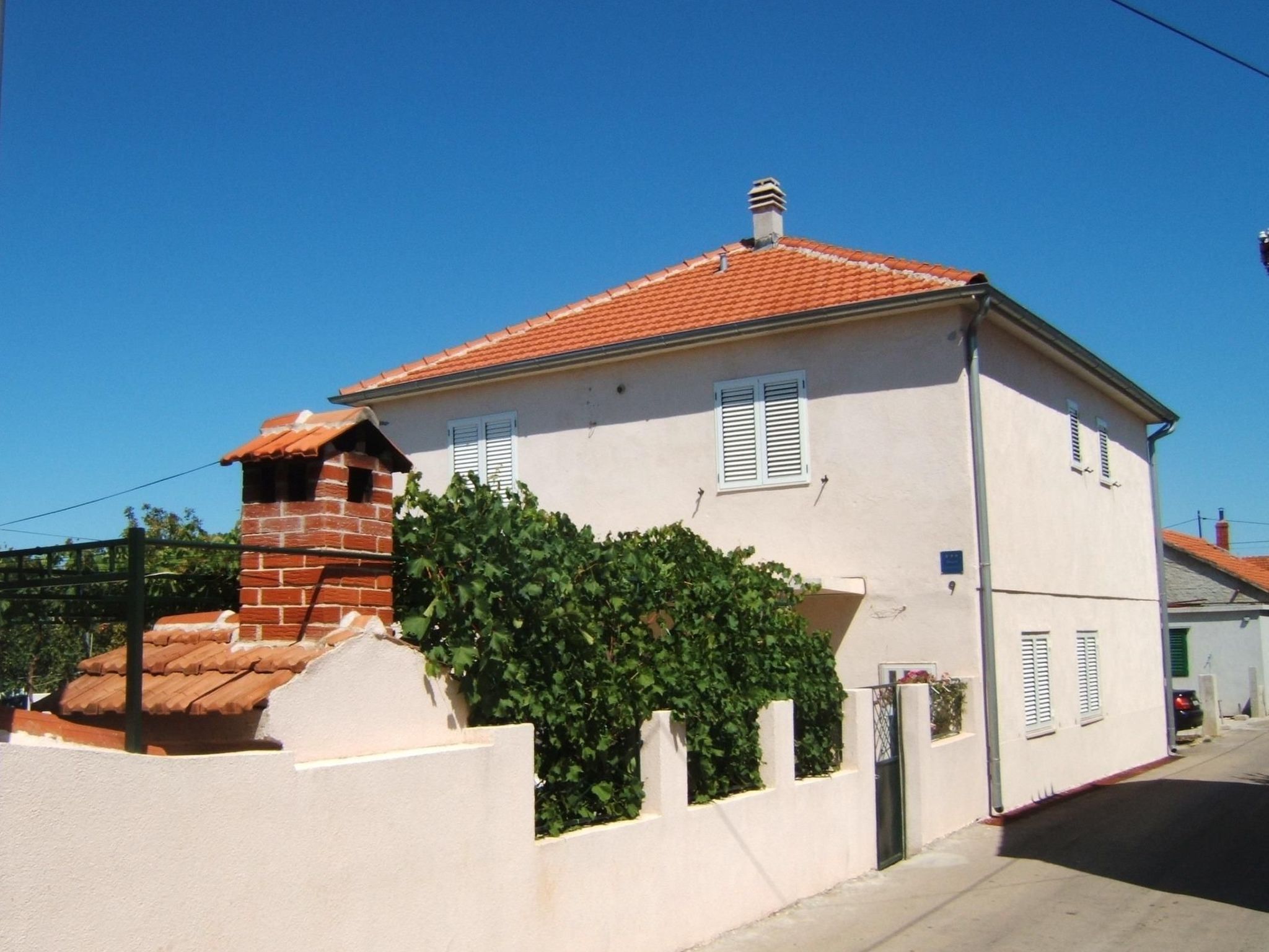 This air-conditioned apartment is on the first floor and provides around 40m² of living space. The bedroom has a double bed and a supplementary bed can also be added. The tiled bathroom provides a sh..