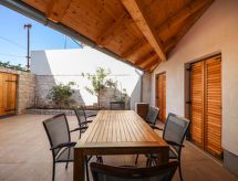 mit Terrasse