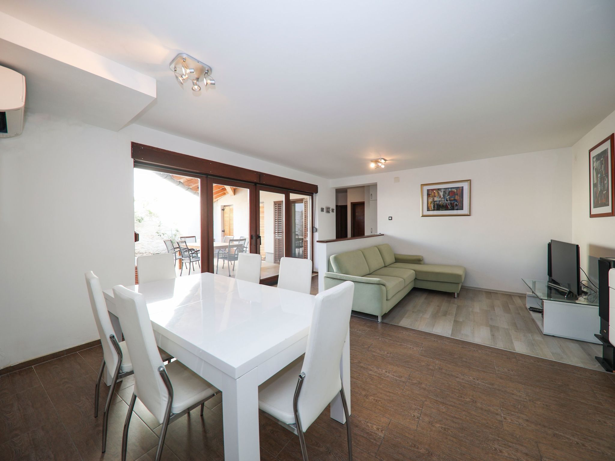 Mit Terrasse-Drinnen