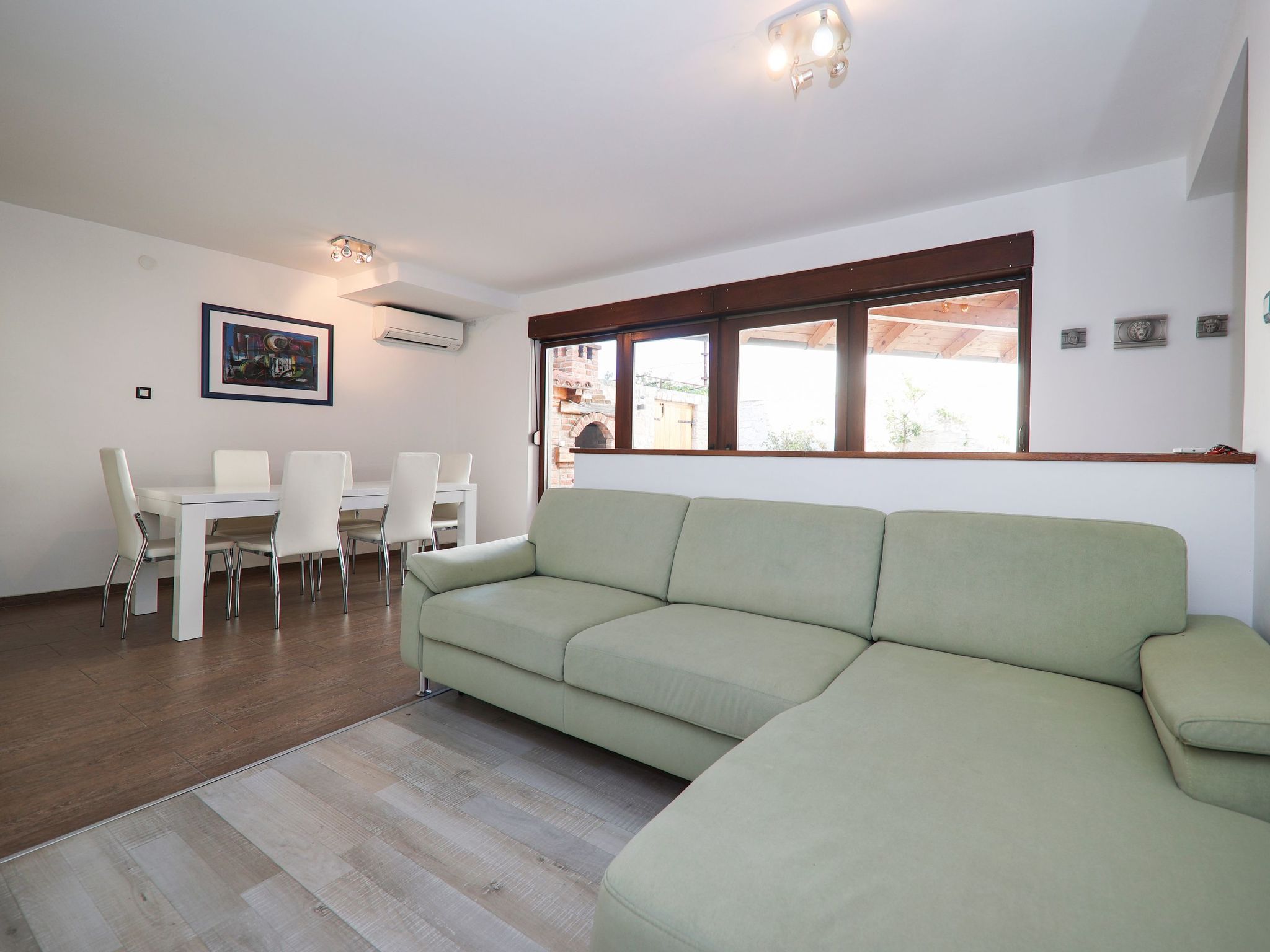 Mit Terrasse-Drinnen