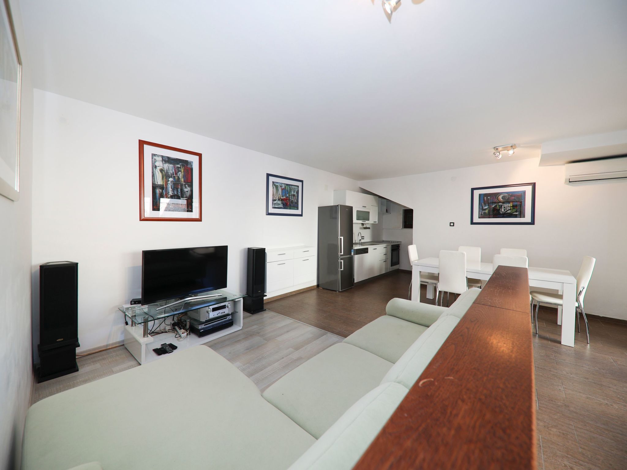 Mit Terrasse-Drinnen