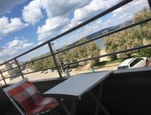 Strandappartement Ana: Uitzicht op Zee, Tuin & BBQ op 30m van het Strand - thumbnail 3