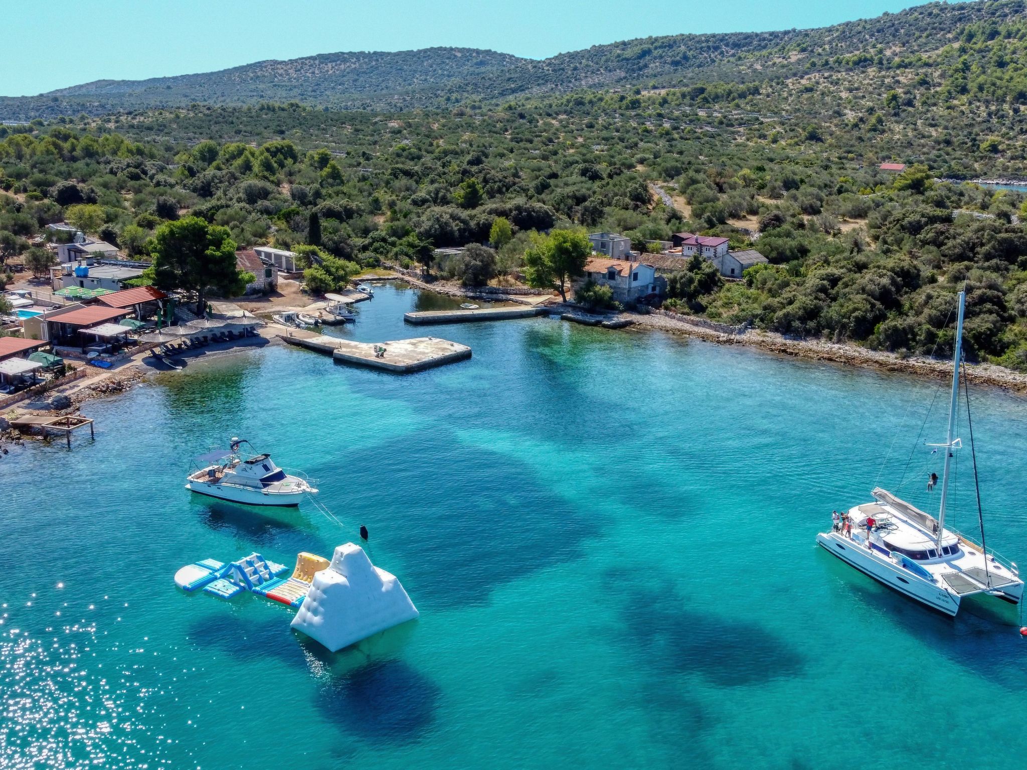 Strandhaus Hela - Ferienanlage Bain, Žut - Kornati-Binnen