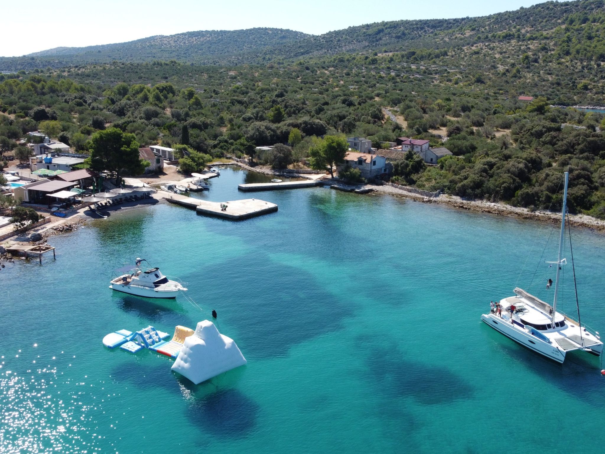Strandhaus Hela - Ferienanlage Bain, Žut - Kornati-Binnen