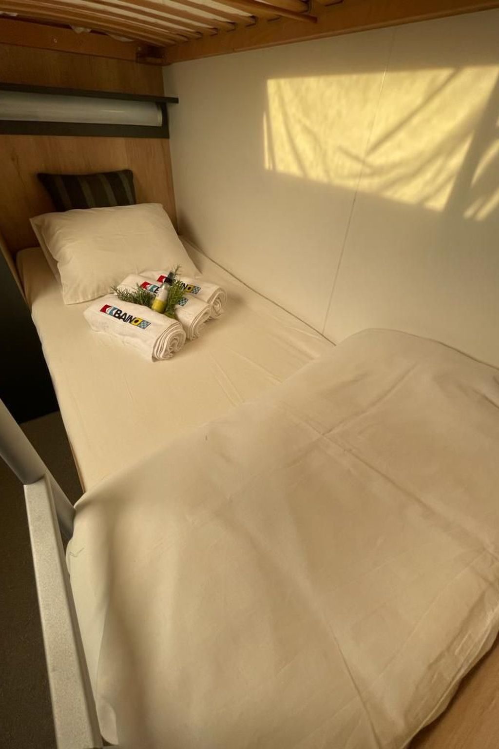 Strandhaus Hela - Ferienanlage Bain, Žut - Kornati-Binnen