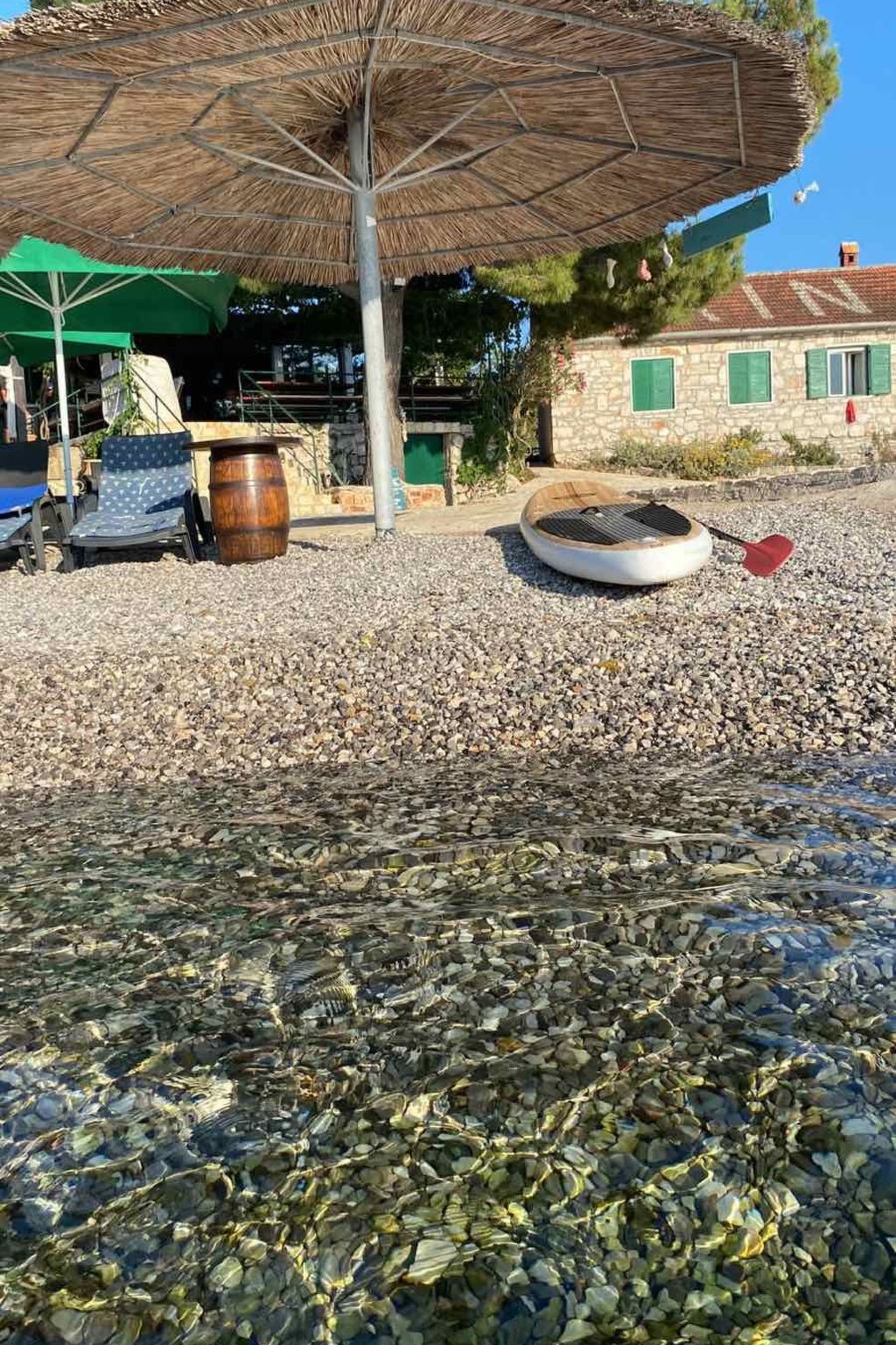 Strandhaus Hela - Ferienanlage Bain, Žut - Kornati-Binnen