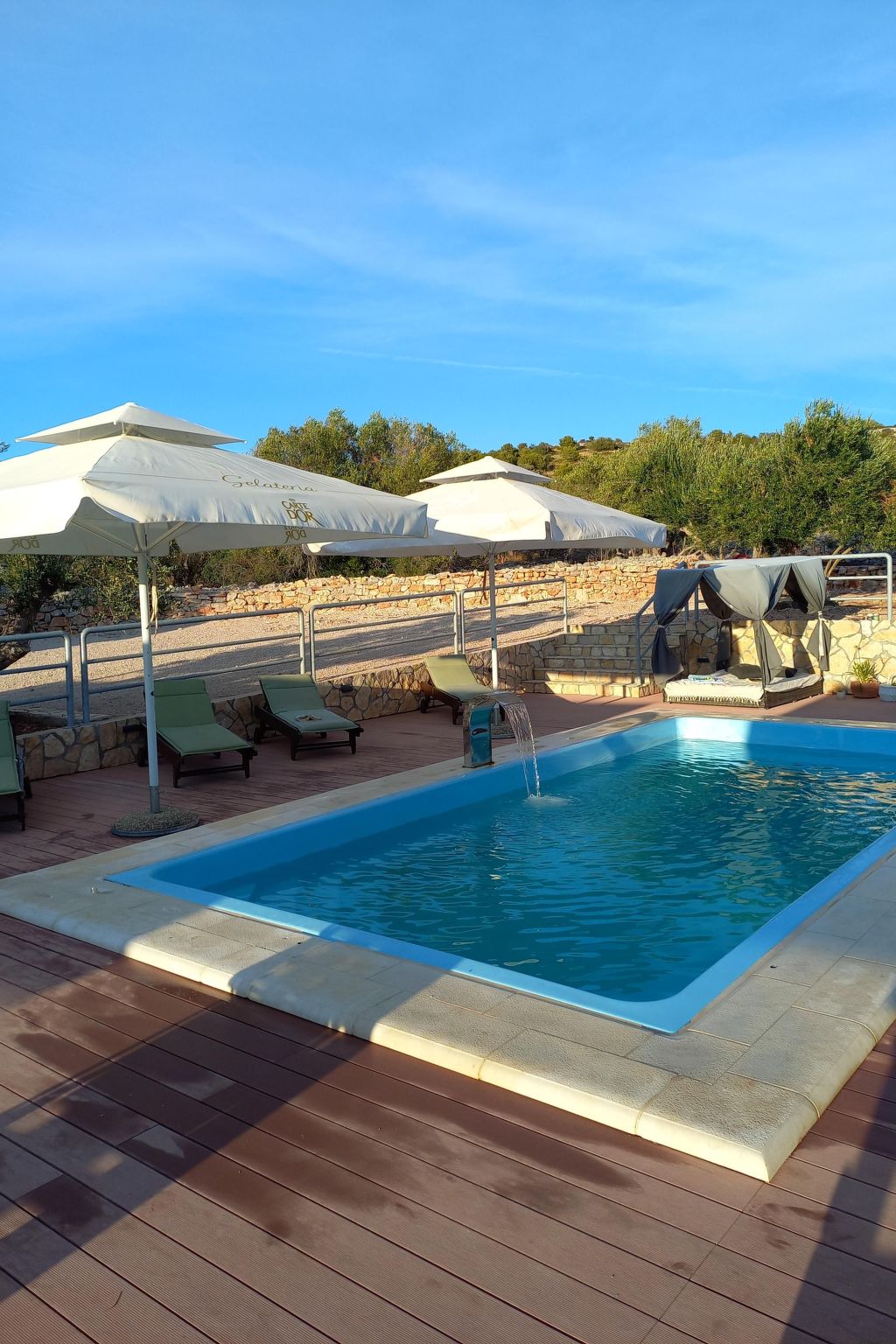 Strandhaus Hela - Ferienanlage Bain, Žut - Kornati-Binnen