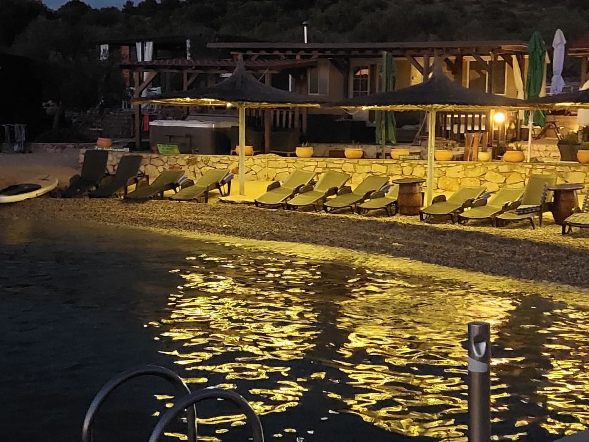 Strandhaus Hela - Ferienanlage Bain, Žut - Kornati-Binnen