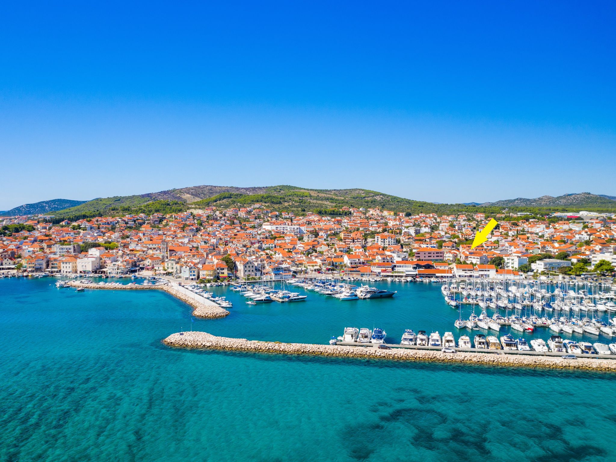 Huis in een rij 2-kamers 53 m2 op 3 verdiepingen. Open keuken (afwasmachine, 4 keramische glas kookplaten, waterkoker, magnetron, elektrische koffiemachine) met eettafel, air-conditioning. Douche/WC. ..