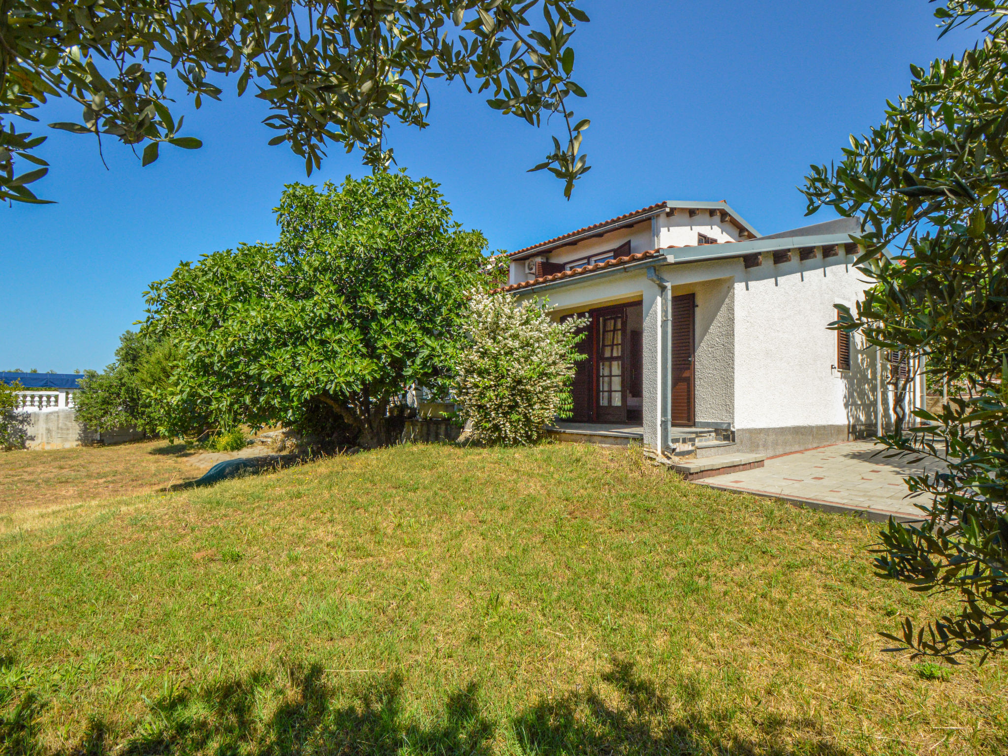Huis 4-kamers 105 m2 op 2 verdiepingen. Groot woon-/eetkamer 45 m2 met 1 2-pers divanbed en Sat-TV (Flatscreen TV), air-conditioning. Uitgang naar het terras. 1 2-pers. kamer met air-conditioning. 1 k..