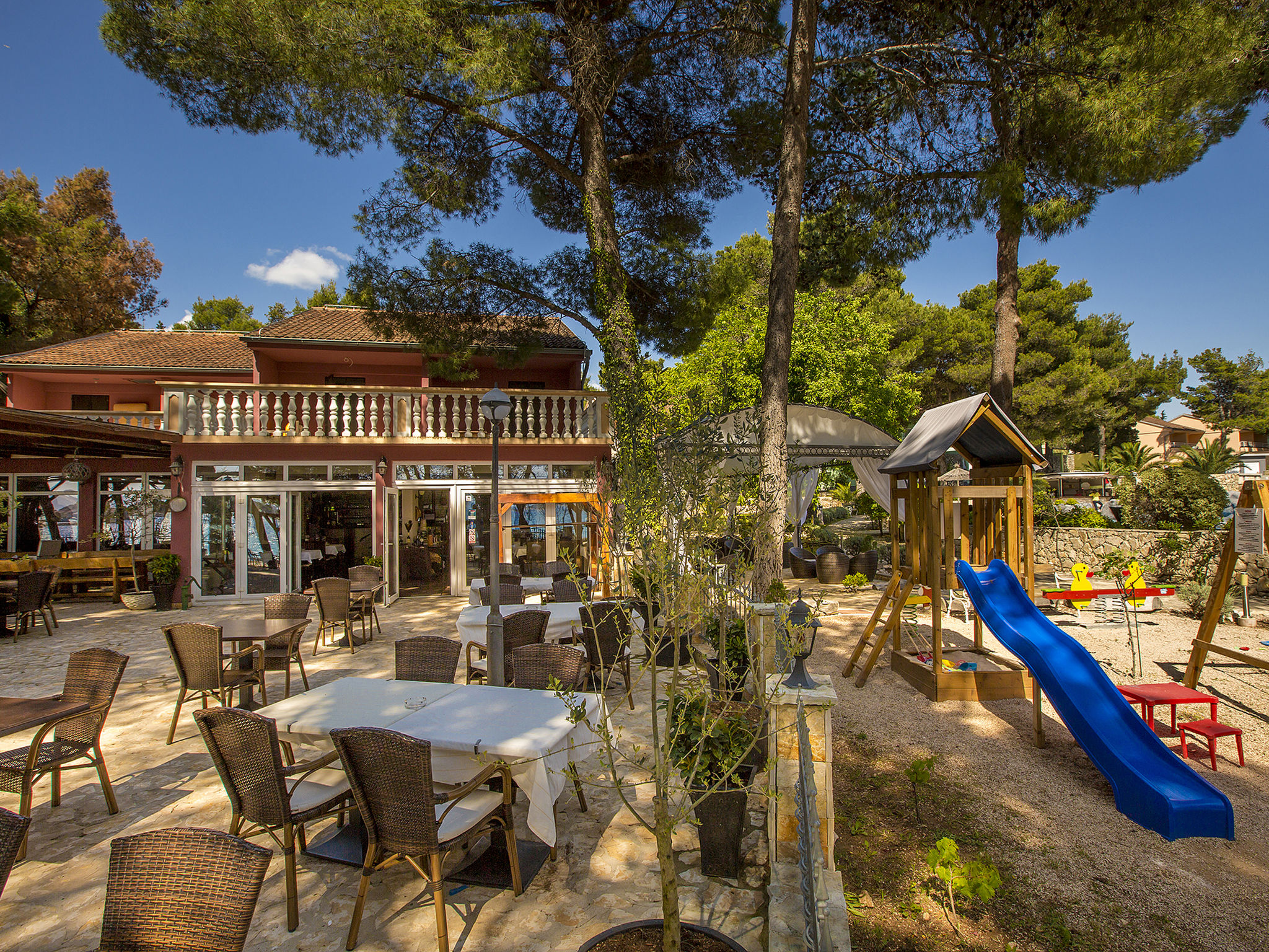 Kindvriendelijk resort direct aan zee in Vodice met zwembad en ontbijt - foto 21