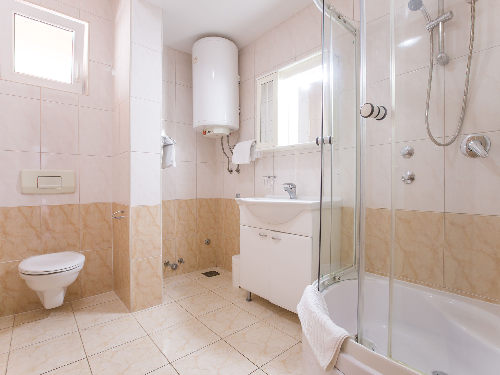 Kindvriendelijk resort direct aan zee in Vodice met zwembad en ontbijt - foto 15