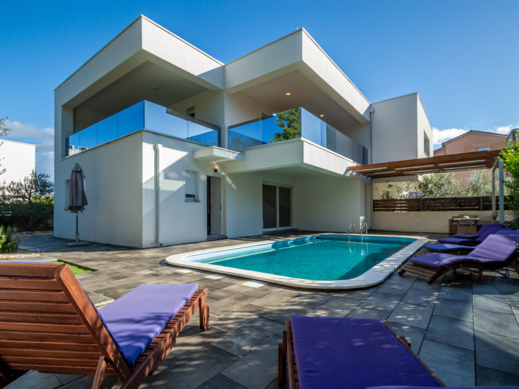 Op 400 m van zee: Ruim vakantiehuis met privézwembad in Vodice in Vodice