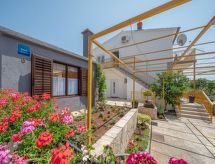 Große Ferienwohnung in Vodice mit Eigenem Balkon