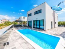 Vrijstaande villa met privézwembad vlakbij zee in Vodice - thumbnail 1