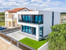 Vrijstaande villa met privézwembad vlakbij zee in Vodice - thumbnail 2