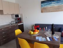 Knus appartement met balkon op loopafstand van zee in Vodice - thumbnail 1