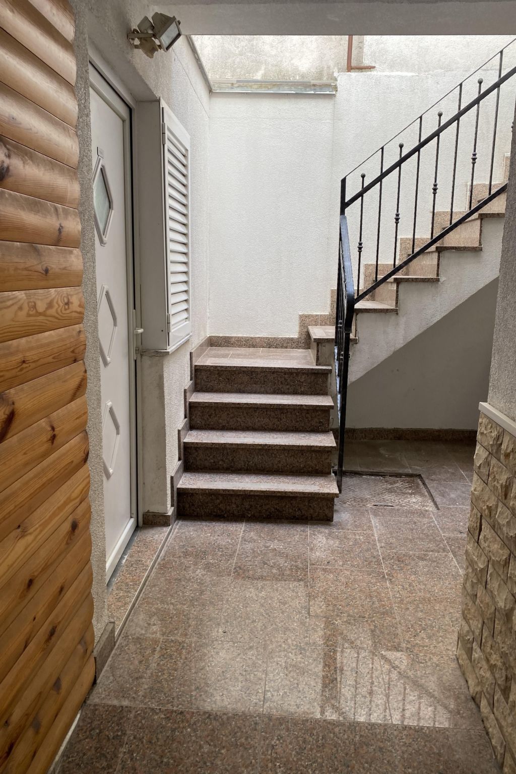 In Vodice mit Terrasse-Dedans