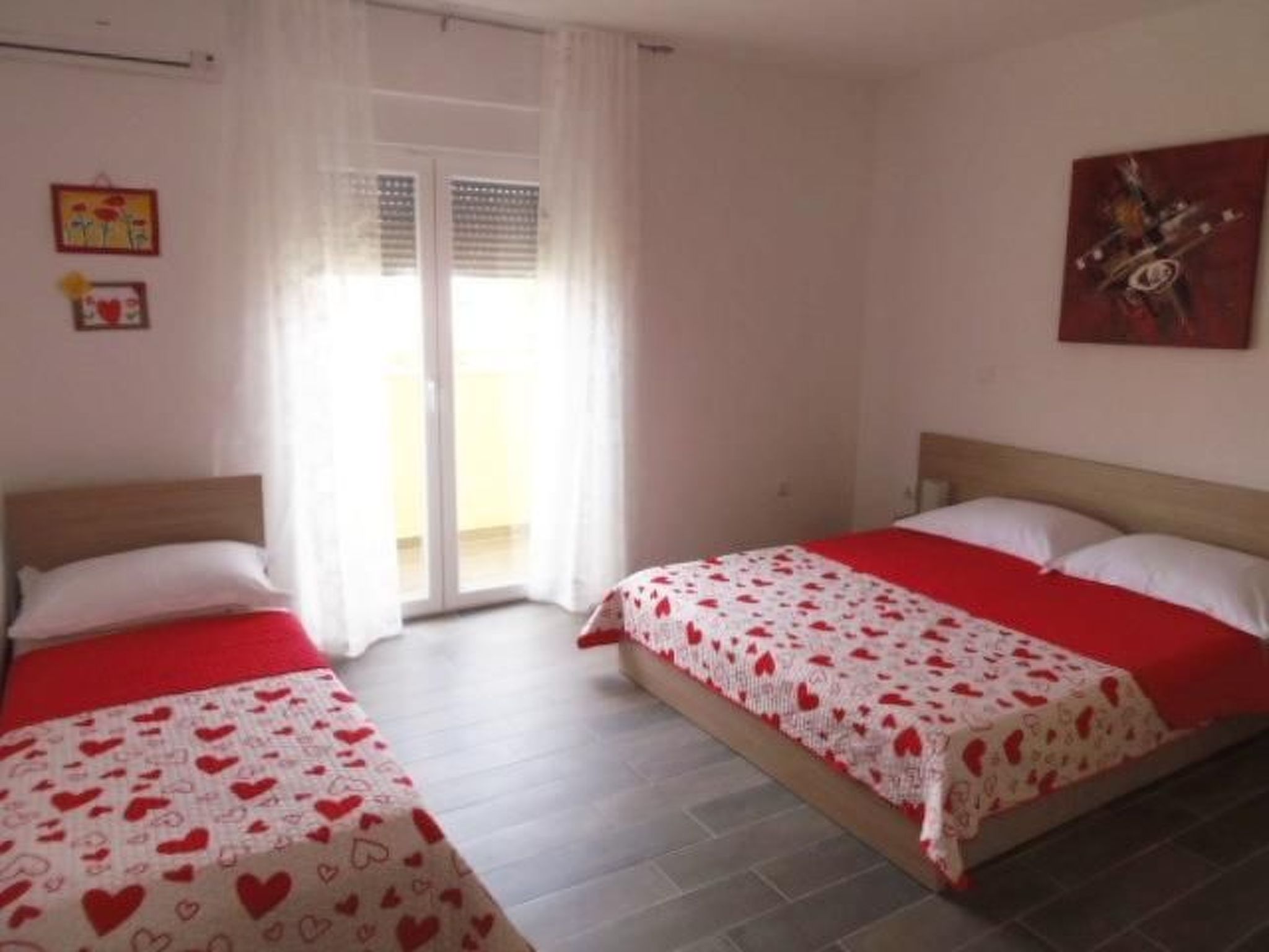 Moderne Ferienwohnung in Vodice mit Grill-Drinnen