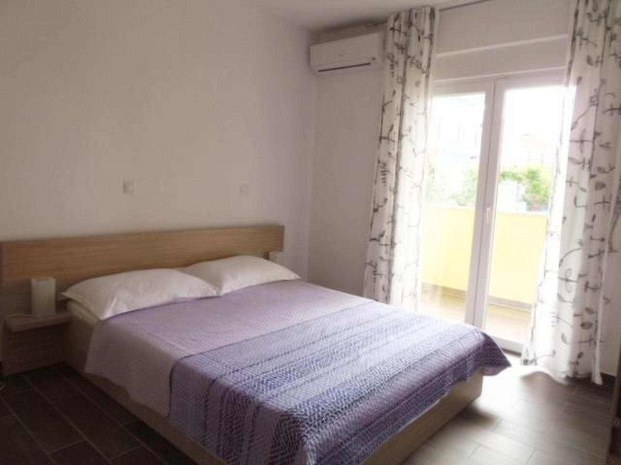 Moderne Ferienwohnung in Vodice mit Grill-Drinnen