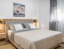 Vrijstaande villa aan zee in Vodice, 4 personen - thumbnail 1