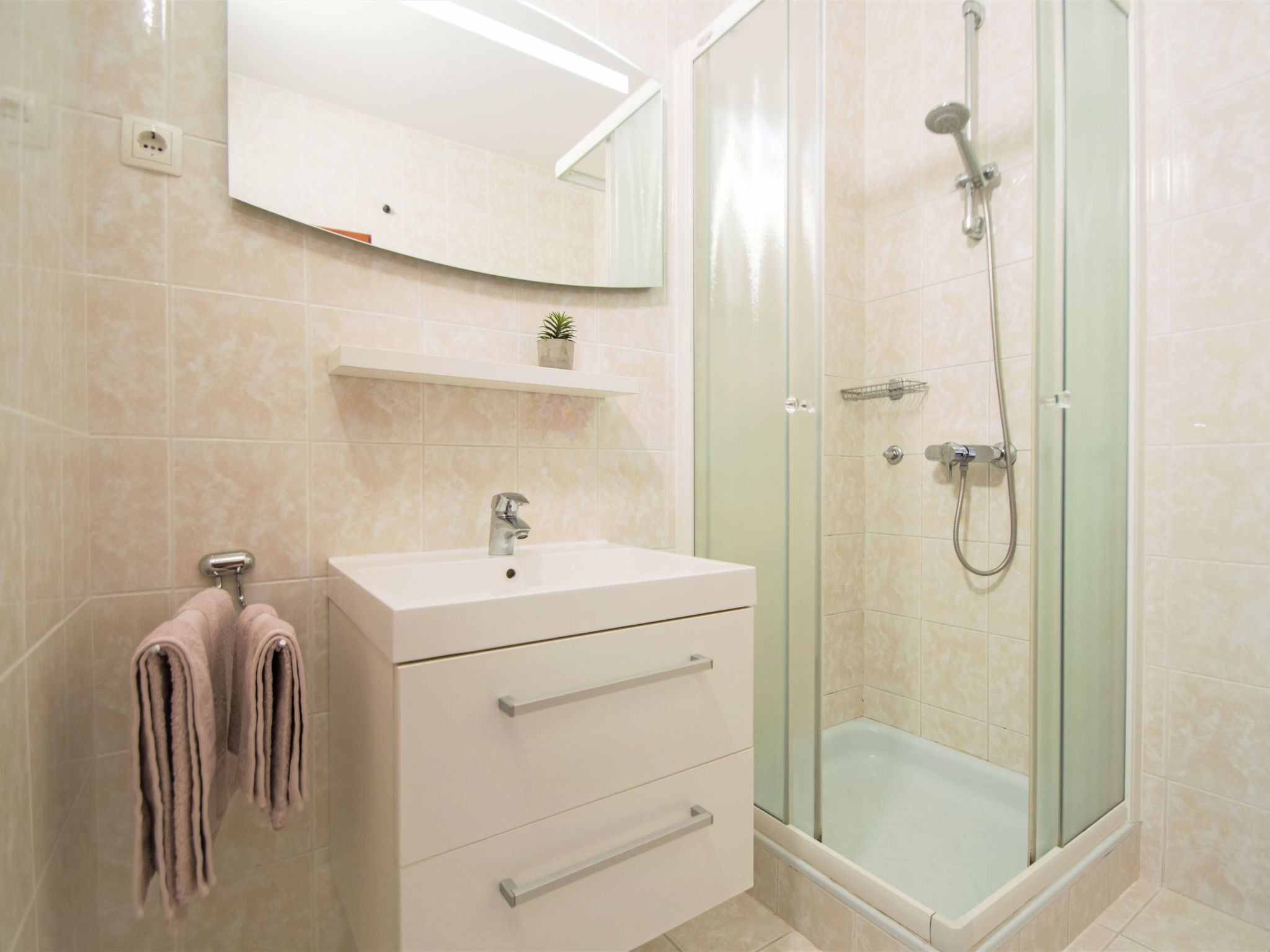 Aquanur: Modern appartement aan zee met zwembad in Tribunj - foto 15