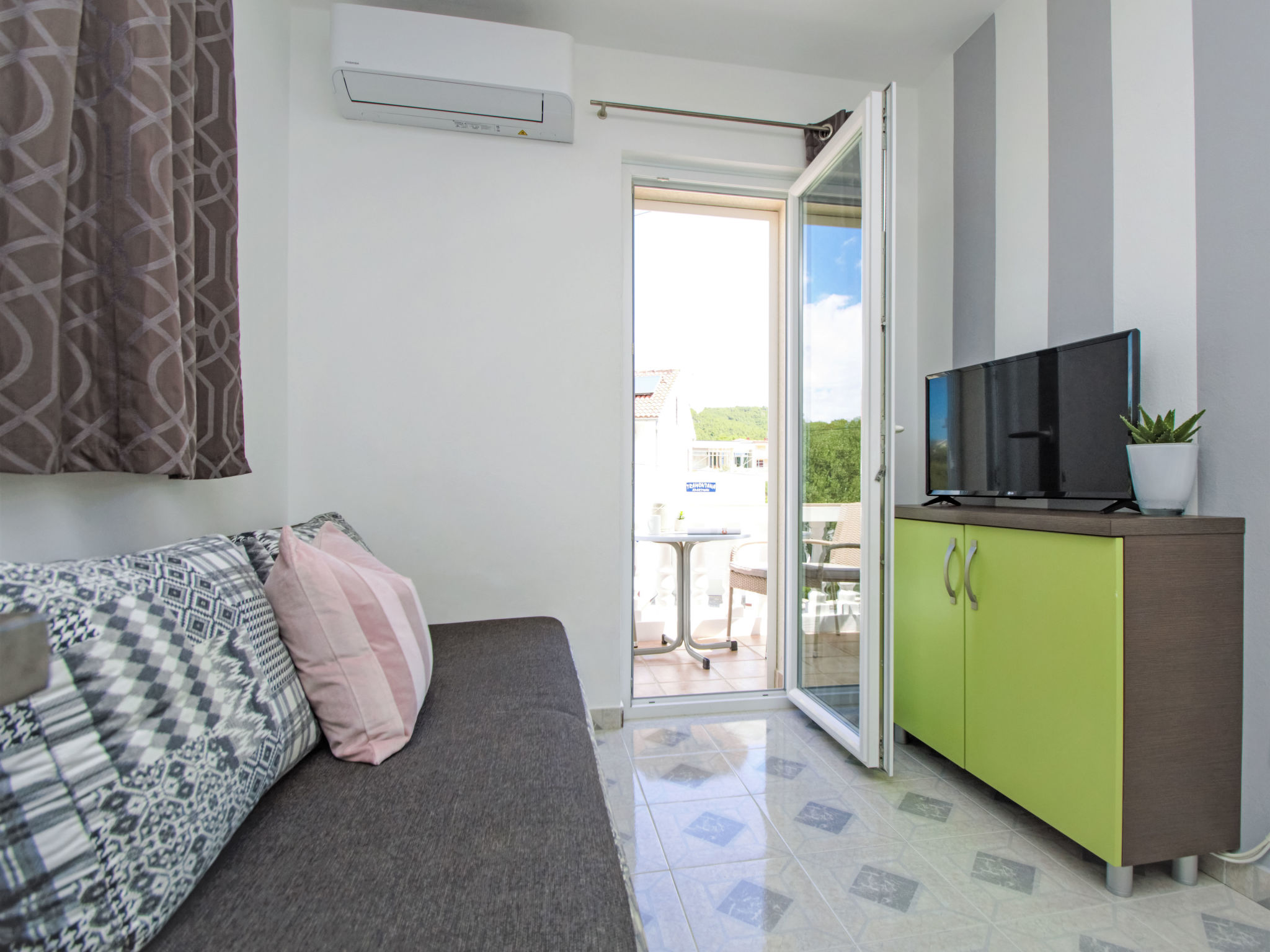 Aquanur: Modern appartement aan zee met zwembad in Tribunj - foto 9