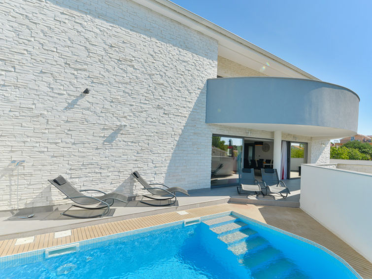 Vakantiehuis met verwarmd zwembad aan zee in Tribunj/Vodice in Tribunj