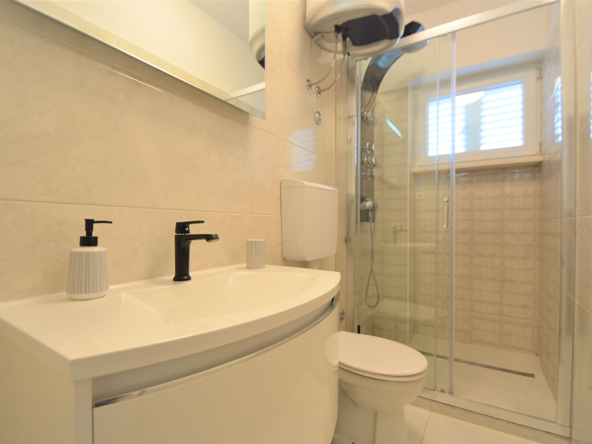 Modern appartementencomplex met privézwembad op 700m van het strand in Tribunj - foto 18