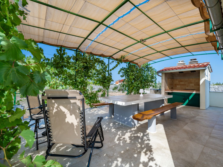 Vakantiehuis Agis in Zaton: op 800 m van de zee in Zaton (Šibenik)