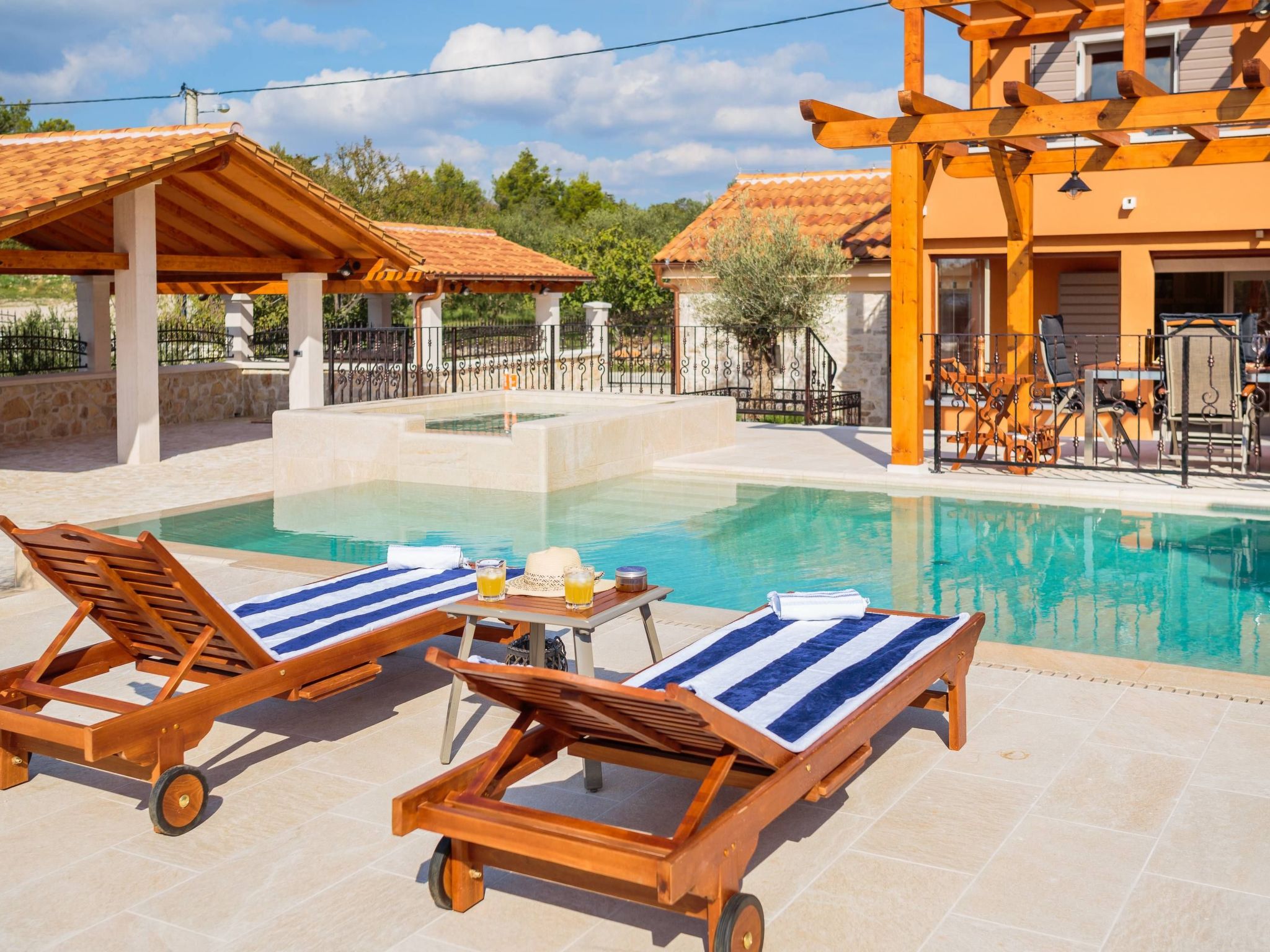 Die Höfe der Villa Ivan