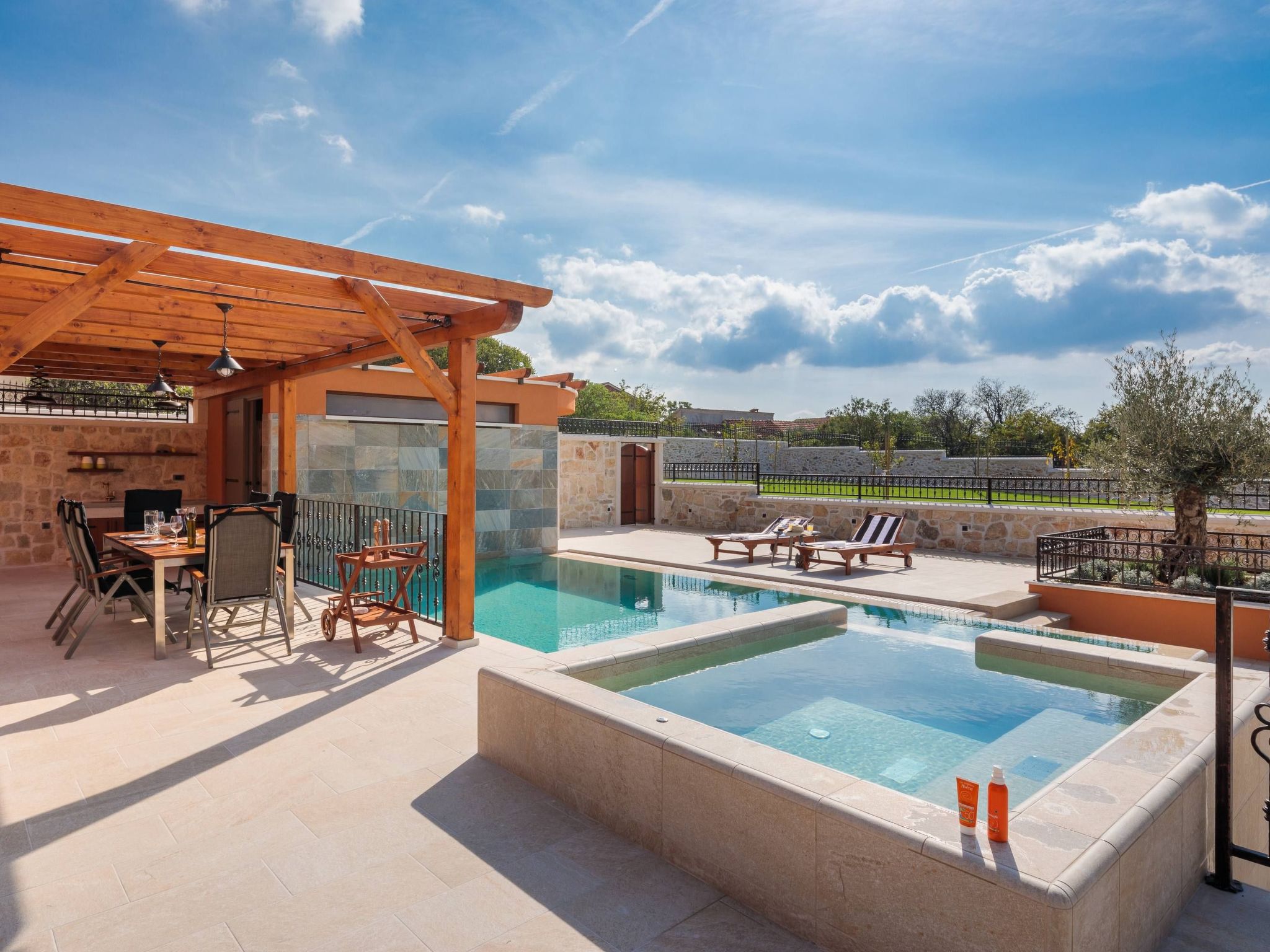 Die Höfe der Villa Ivan-Image-tags.info