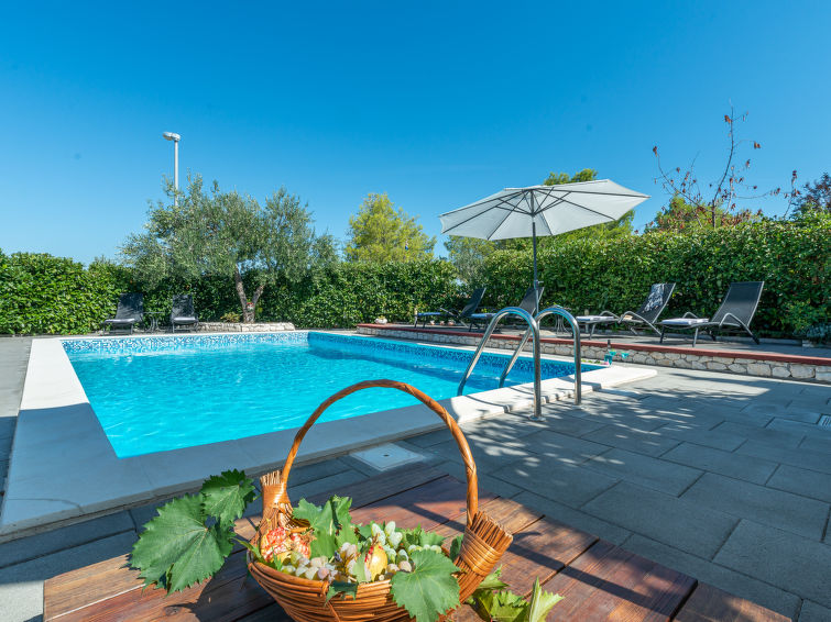 Vakantiehuis met open haard en privézwembad in Bilice in Bilice