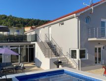 Luxe villa met privé-verwarmd zwembad en panoramisch zeezicht in Bilice - thumbnail 1